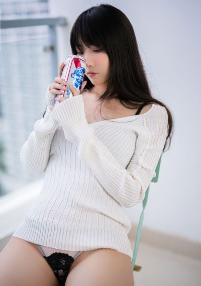 欧美明星大衣短裙街拍_HD免费在线观看